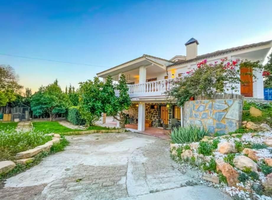 Vista exterior de Casa o xalet de lloguer en Llíria amb Aire condicionat, Jardí privat i Terrassa