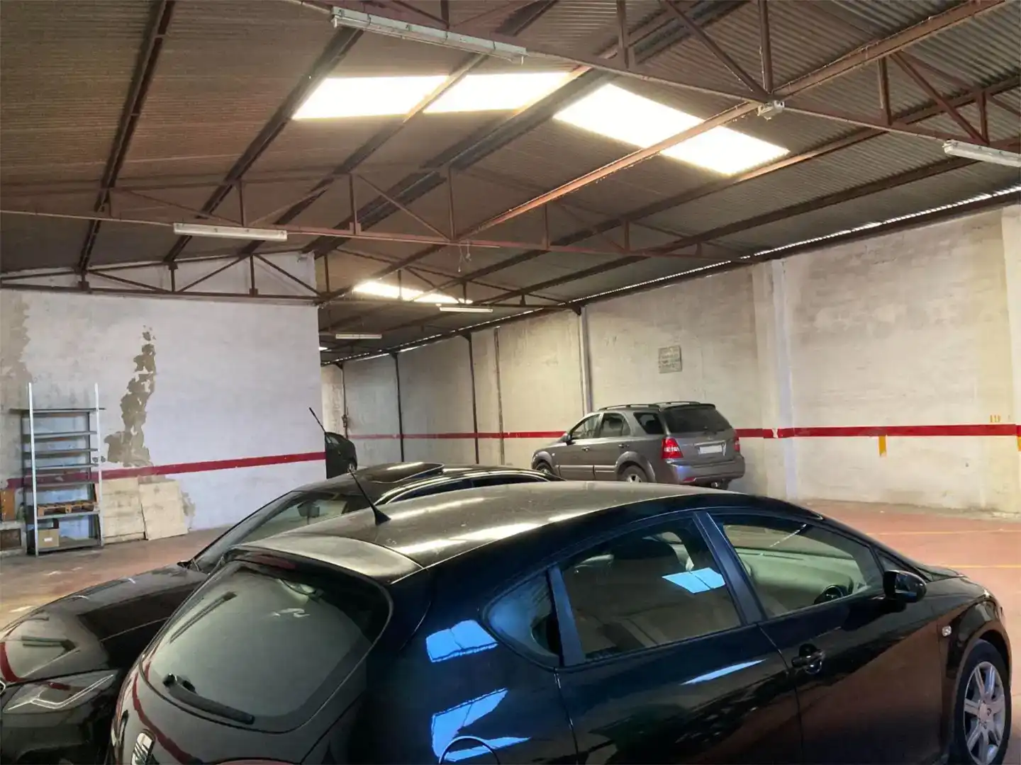 Parkplatz von Fabrikhallen zur Miete in Cabra