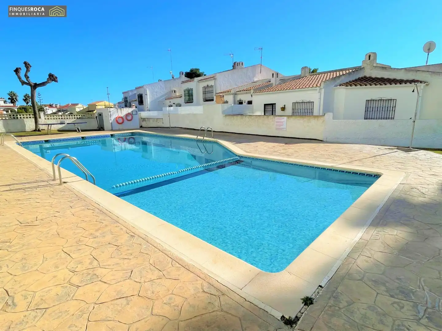 Schwimmbecken von Wohnungen zum Verkauf in Alcanar mit Privatgarten, Terrasse und Alarm
