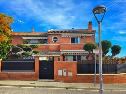 Vista exterior de Casa adosada en venda en Cunit amb Aire condicionat, Calefacció i Jardí privat