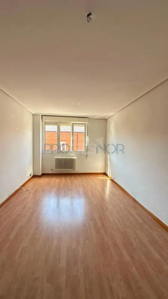 Habitación de Apartamento en venta en San Andrés del Rabanedo con Calefacción