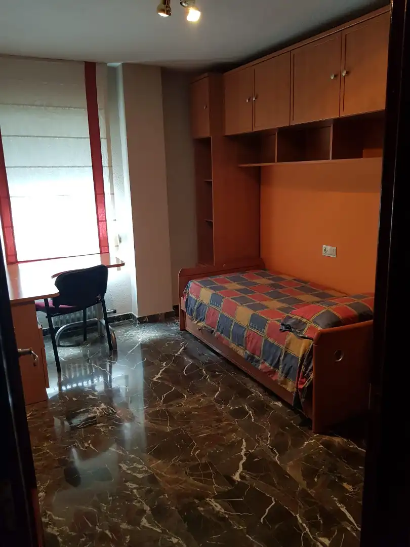 Dormitori de Pis per a compartir en Granada amb Aire condicionat, Calefacció i Terrassa