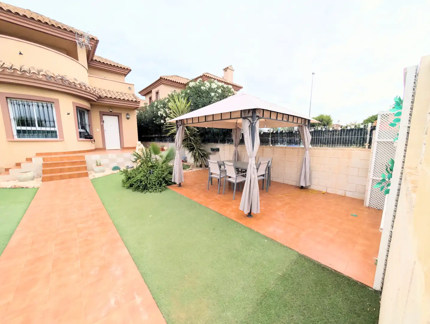 Chalet con jardín en venta en Calle Hortensia, imagen 2