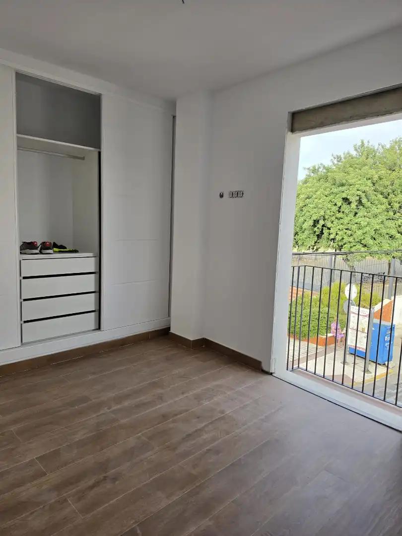 Schlafzimmer von Dachboden zur Miete in Bollullos de la Mitación mit Waschmaschine und Balkon