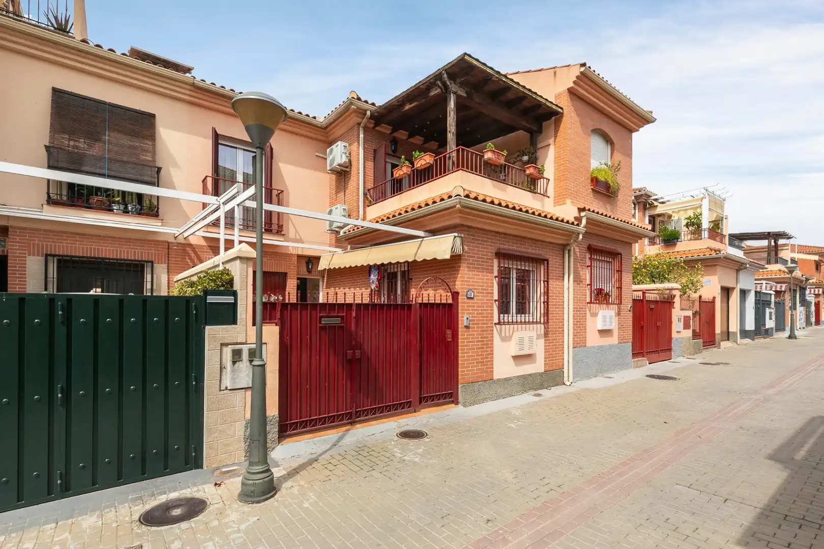 Vista exterior de Casa adosada en venta en Granada con Aire acondicionado, Calefacción y Terraza