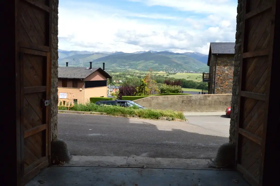 Vista exterior de Local de alquiler en Puigcerdà