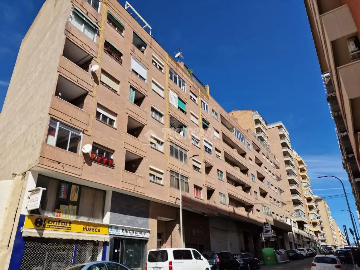 Vista exterior de Pis en venda en  Huesca Capital amb Calefacció, Terrassa i Traster