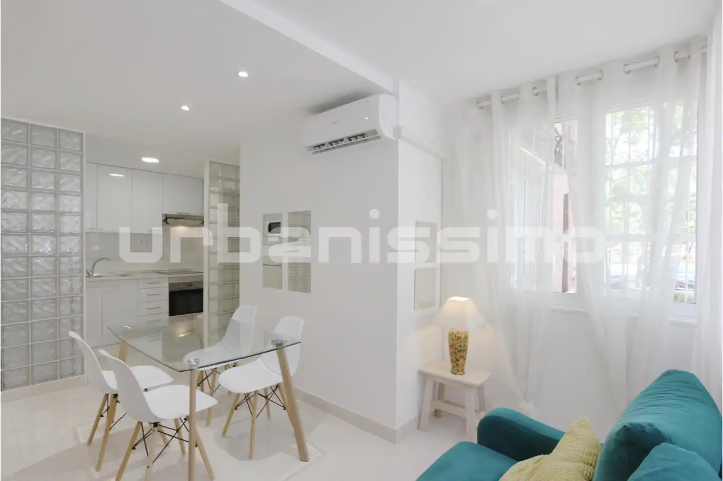 Dormitori de Apartament de lloguer en Madrid amb Aire condicionat, Calefacció i Moblat