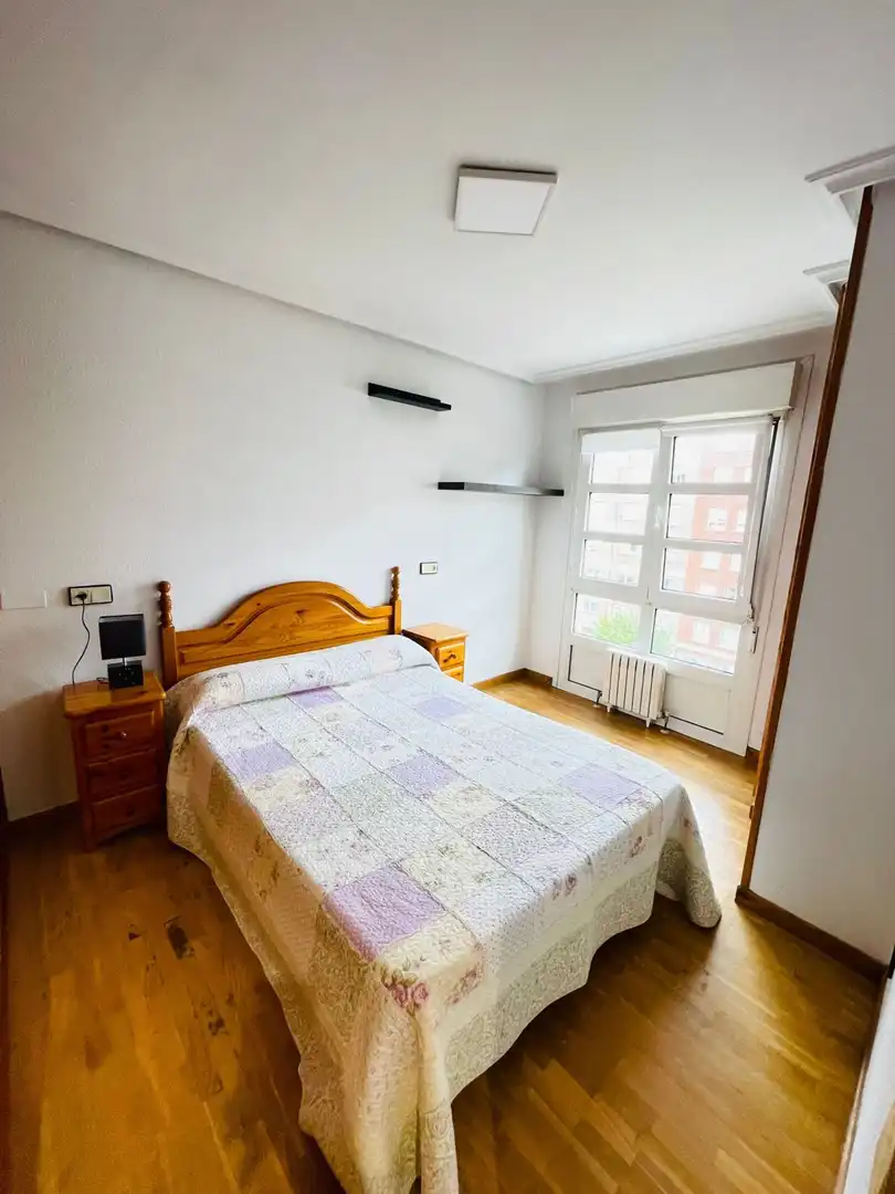 Schlafzimmer von Wohnungen zum Verkauf in Gijón  mit Heizung und Parkett