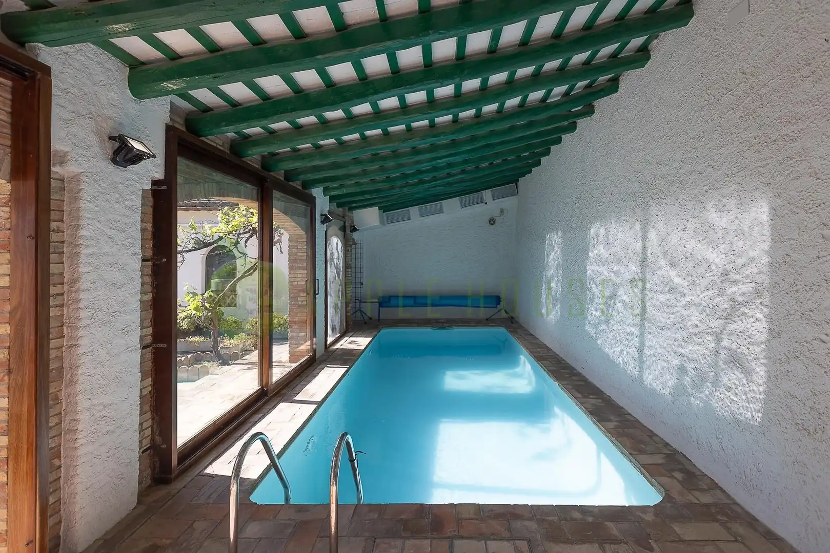 Piscina de Casa o xalet en venda en Vilanova i la Geltrú amb Aire condicionat, Calefacció i Jardí privat