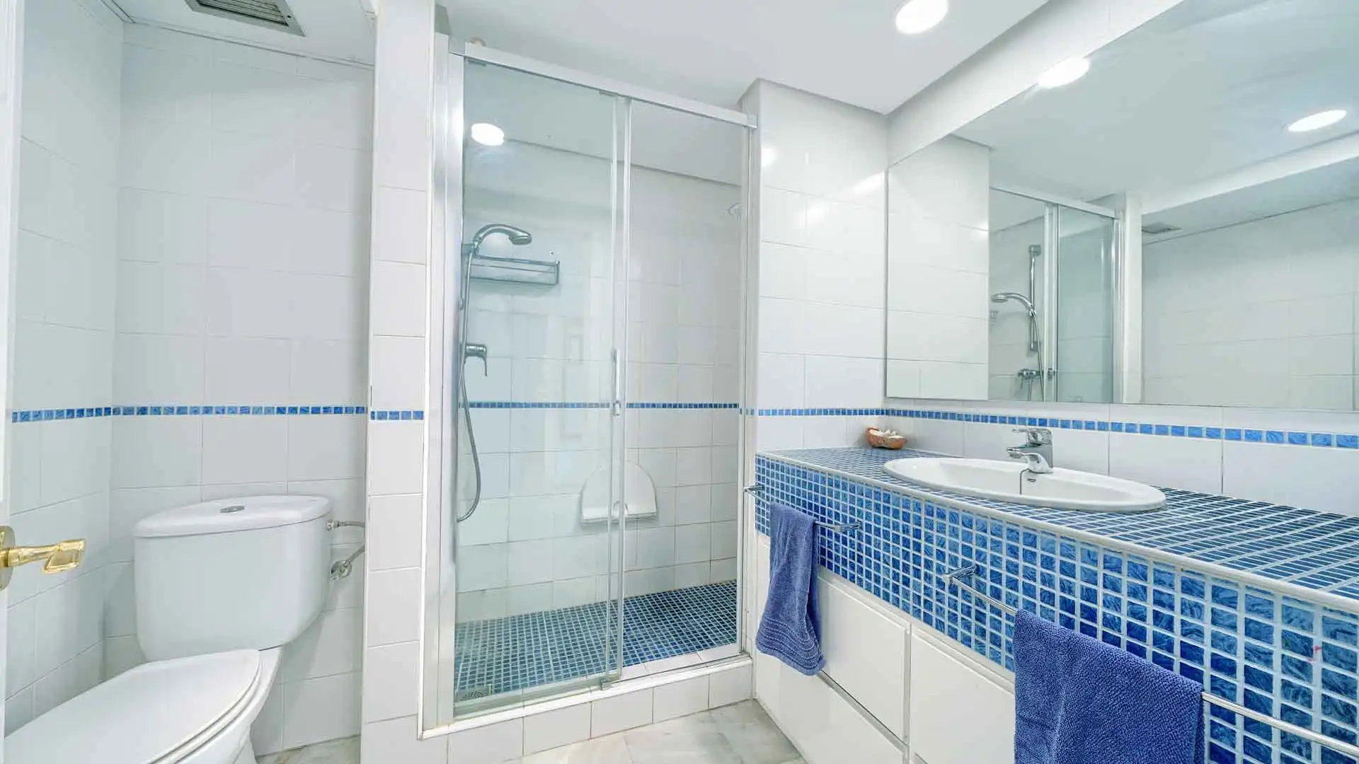Baño de Apartamento en venta en Marbella con Aire acondicionado, Terraza y Piscina