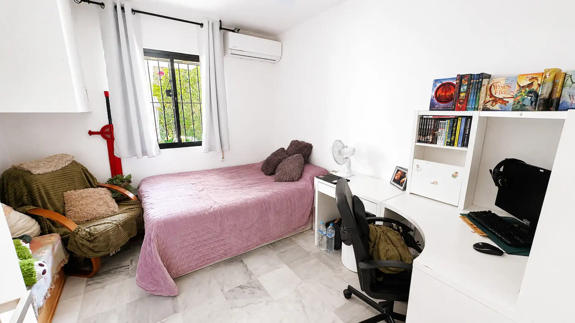 Habitación de Apartamento en venta en Estepona con Terraza, Piscina y Piscina comunitaria