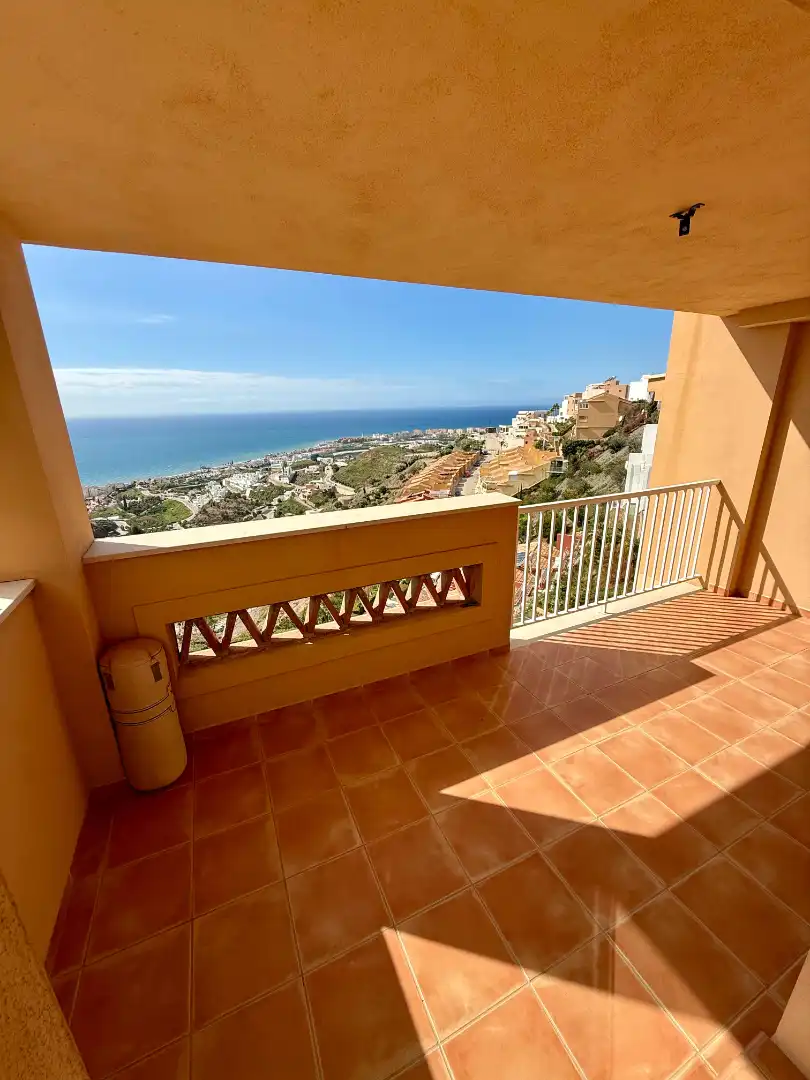 Vista exterior de Casa adosada en venda en Torrox amb Aire condicionat, Calefacció i Jardí privat