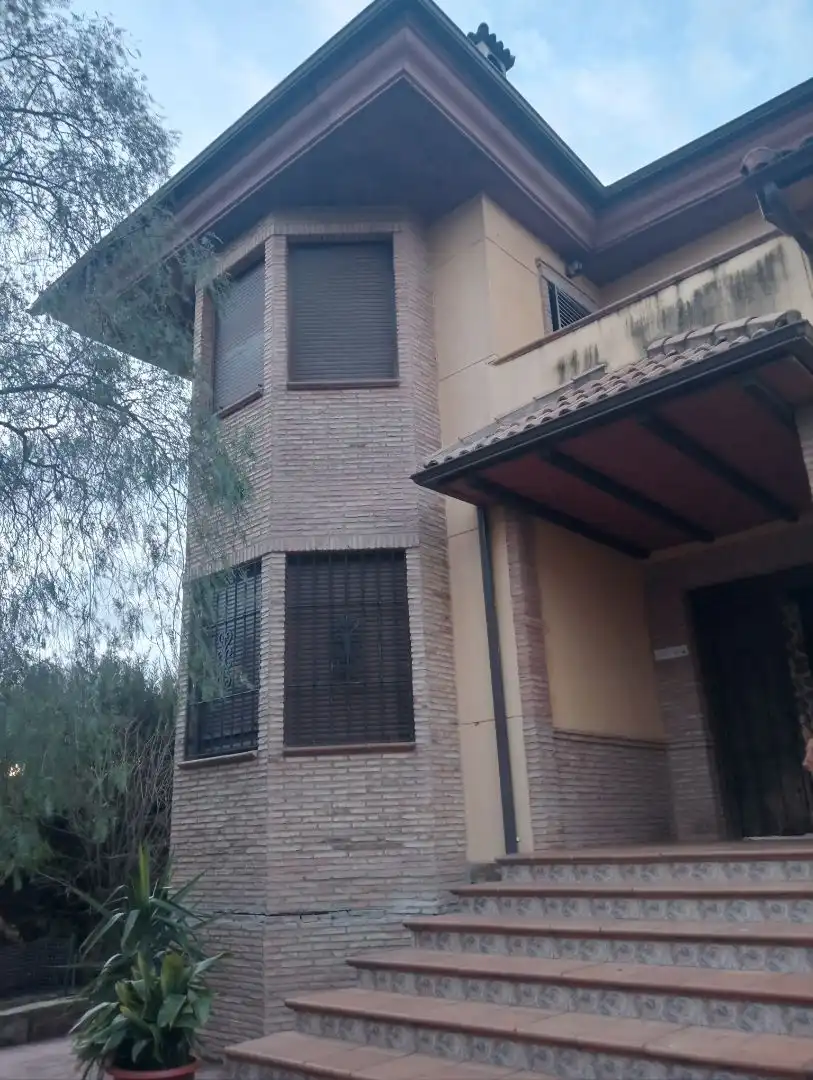 Vista exterior de Casa o xalet en venda en Linares amb Aire condicionat, Calefacció i Jardí privat