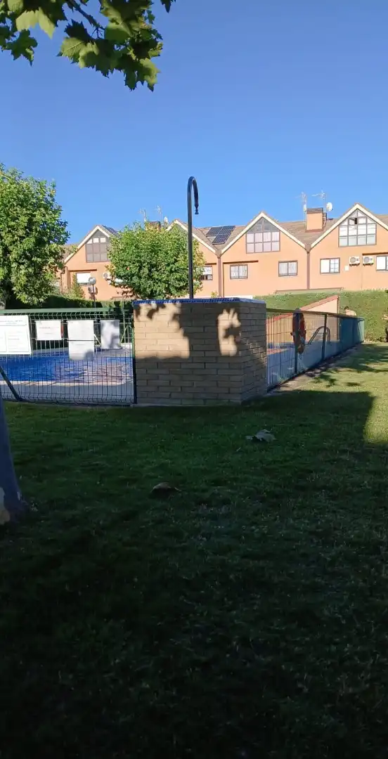Aparcament de Casa adosada en venda en Valdemoro amb Aire condicionat, Calefacció i Jardí privat