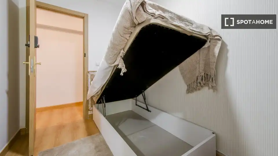 Bedroom of Flat for rent in Madrid  with Air Conditioner, Heating and Furnished