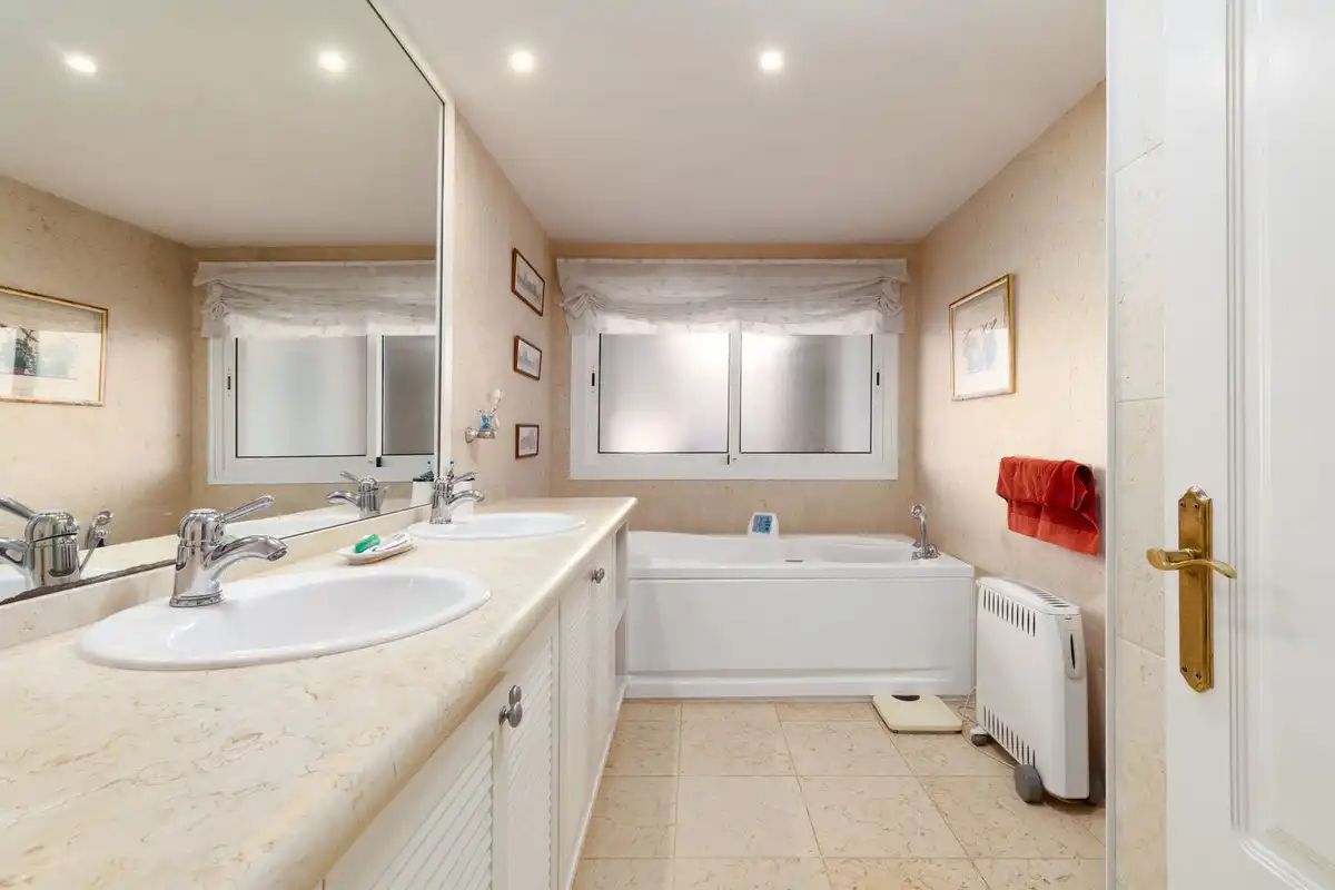 Flat with lift for sale in Nueva Andalucía, imagen 13