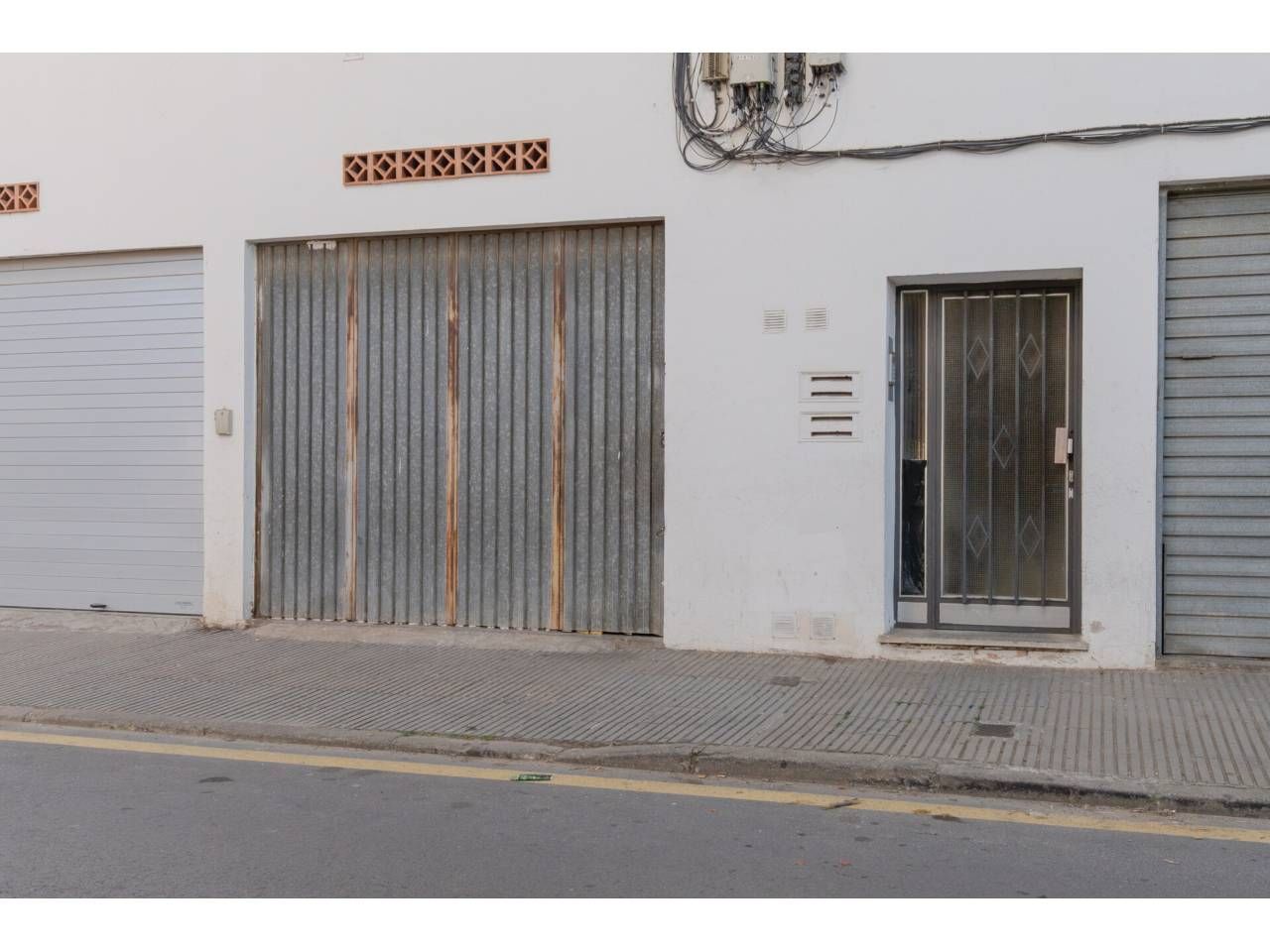 Außenansicht von Garage zum Verkauf in Salt