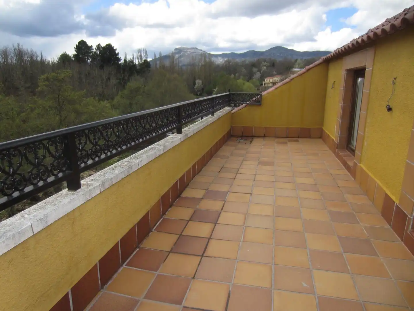 Terrassa de Casa o xalet en venda en El Cabaco  amb Calefacció, Terrassa i Moblat