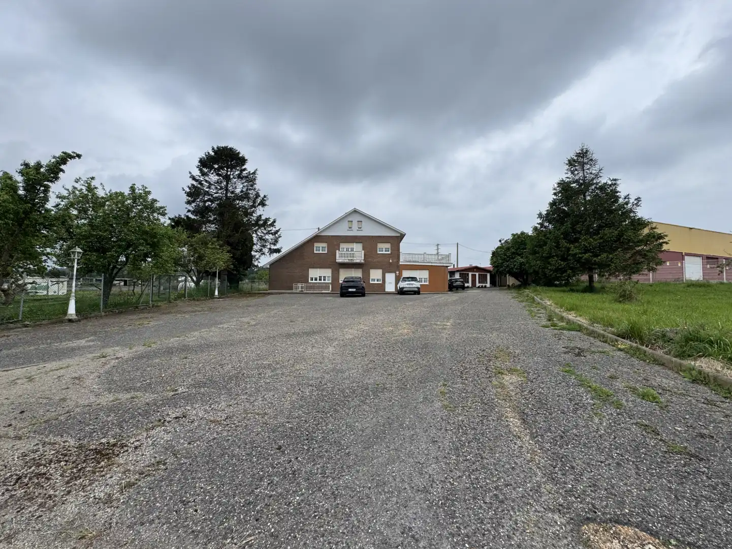 Vista exterior de Casa o xalet en venda en Castrillón amb Calefacció, Jardí privat i Parquet