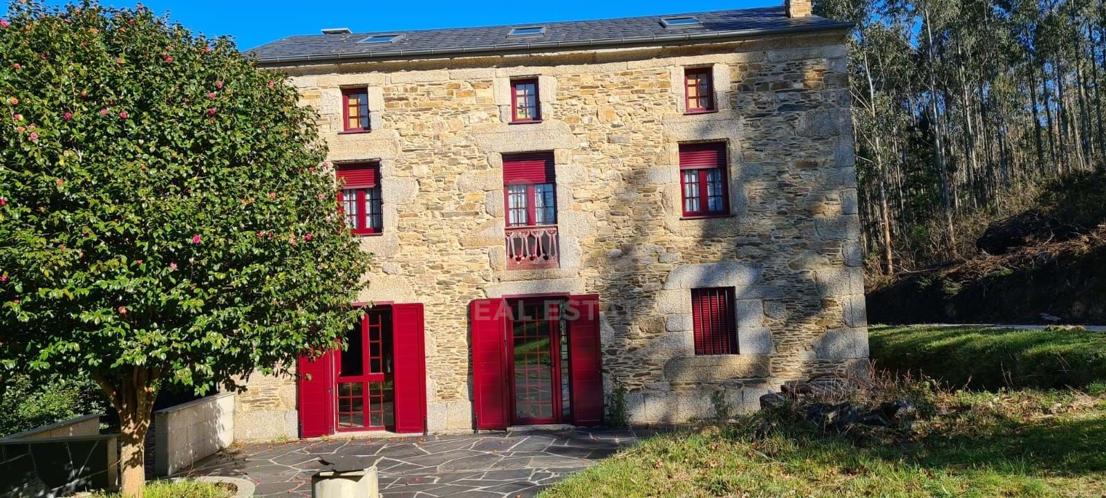 Vista exterior de Casa o xalet en venda en O Valadouro   amb Calefacció i Terrassa