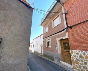 Vista exterior de Casa adosada en venda en Navahermosa amb Terrassa