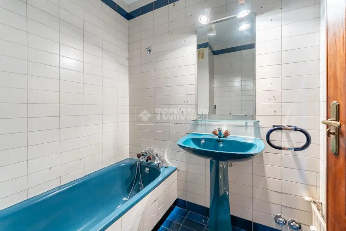 Baño de Piso en venta en Madrid con Aire acondicionado, Calefacción y Piscina comunitaria