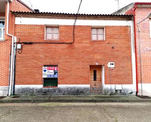 Vista exterior de Casa adosada en venda en La Pedraja de Portillo  amb Jardí privat i Traster