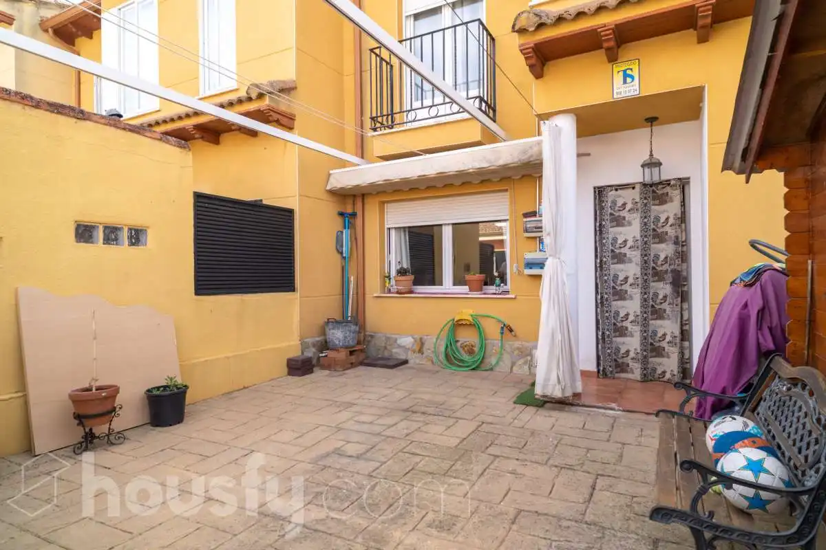 Vista exterior de Casa o xalet en venda en Belmonte de Tajo amb Jardí privat