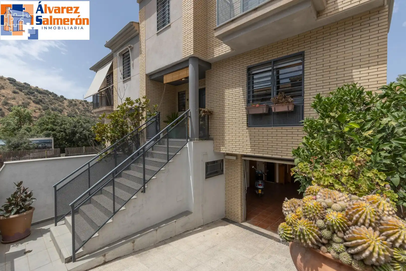 Vista exterior de Casa adosada en venta en Granada con Aire acondicionado, Calefacción y Balcón