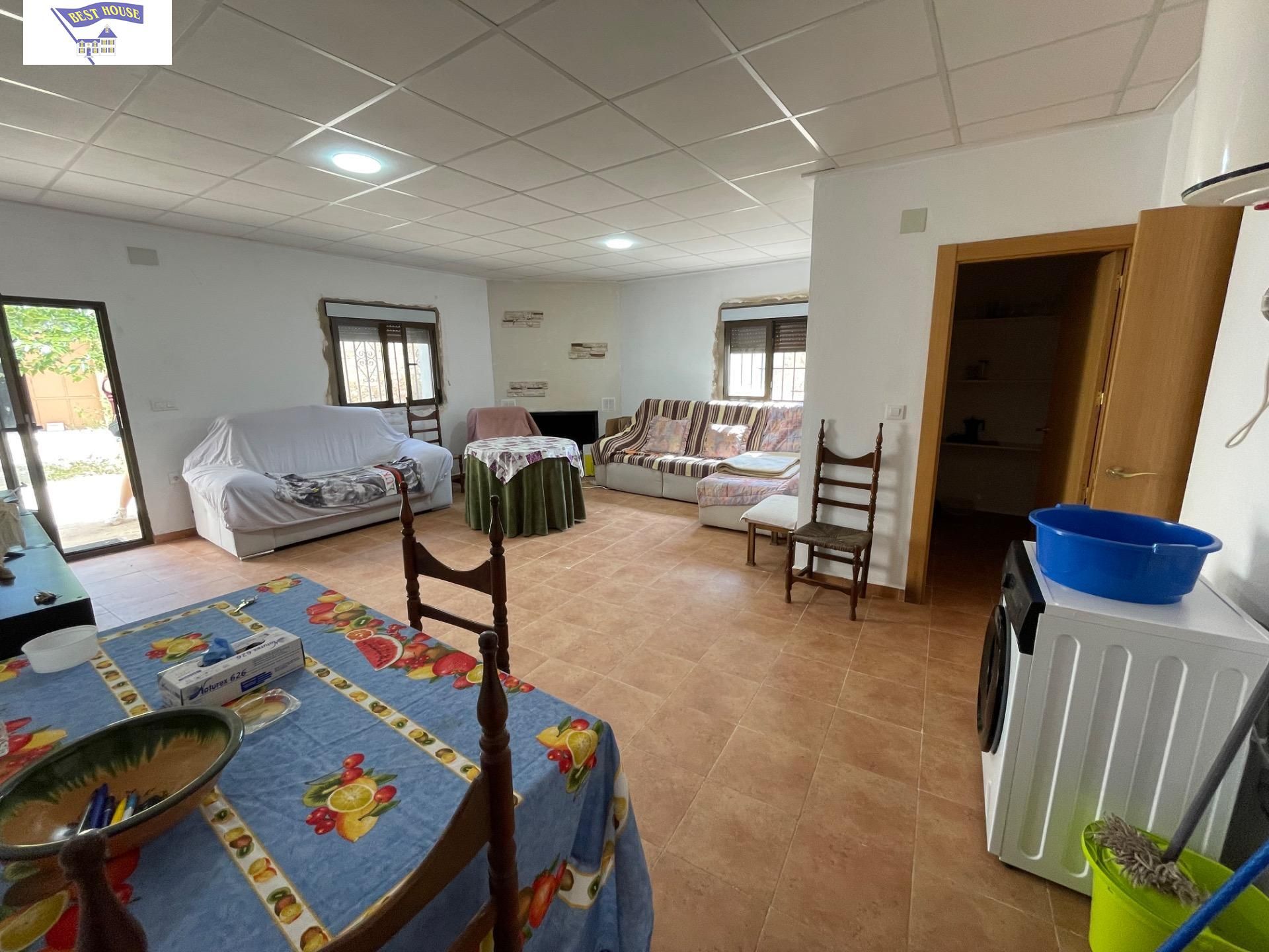 Country house for sale in Mahora  with Storage room