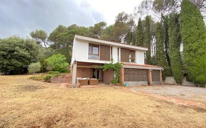 Vista exterior de Casa o xalet en venda en Castellar del Vallès amb Piscina