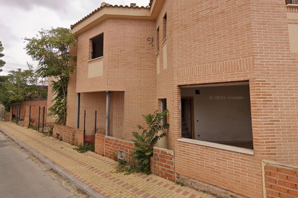 Exterior view of Building for sale in Dosbarrios