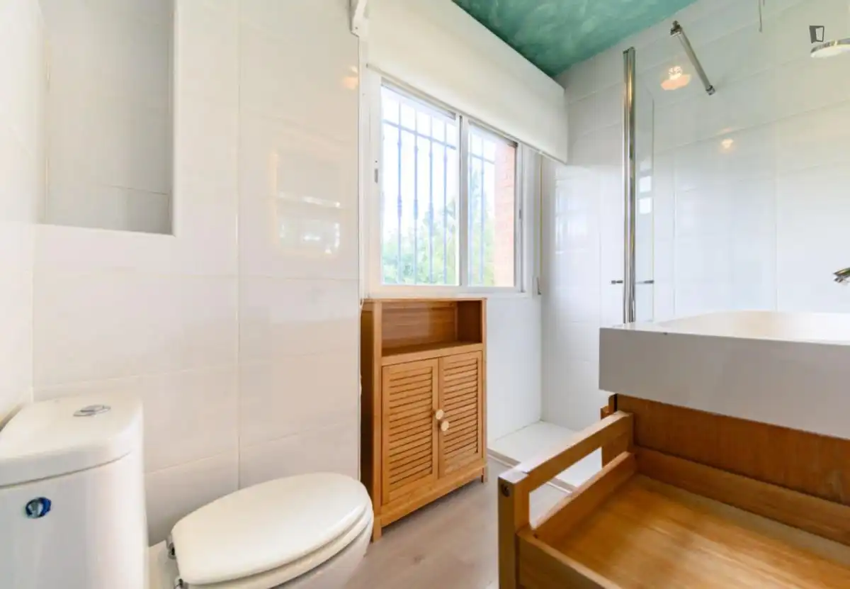 Baño de Apartamento de alquiler en La Moraleja con Calefacción, Amueblado y Horno