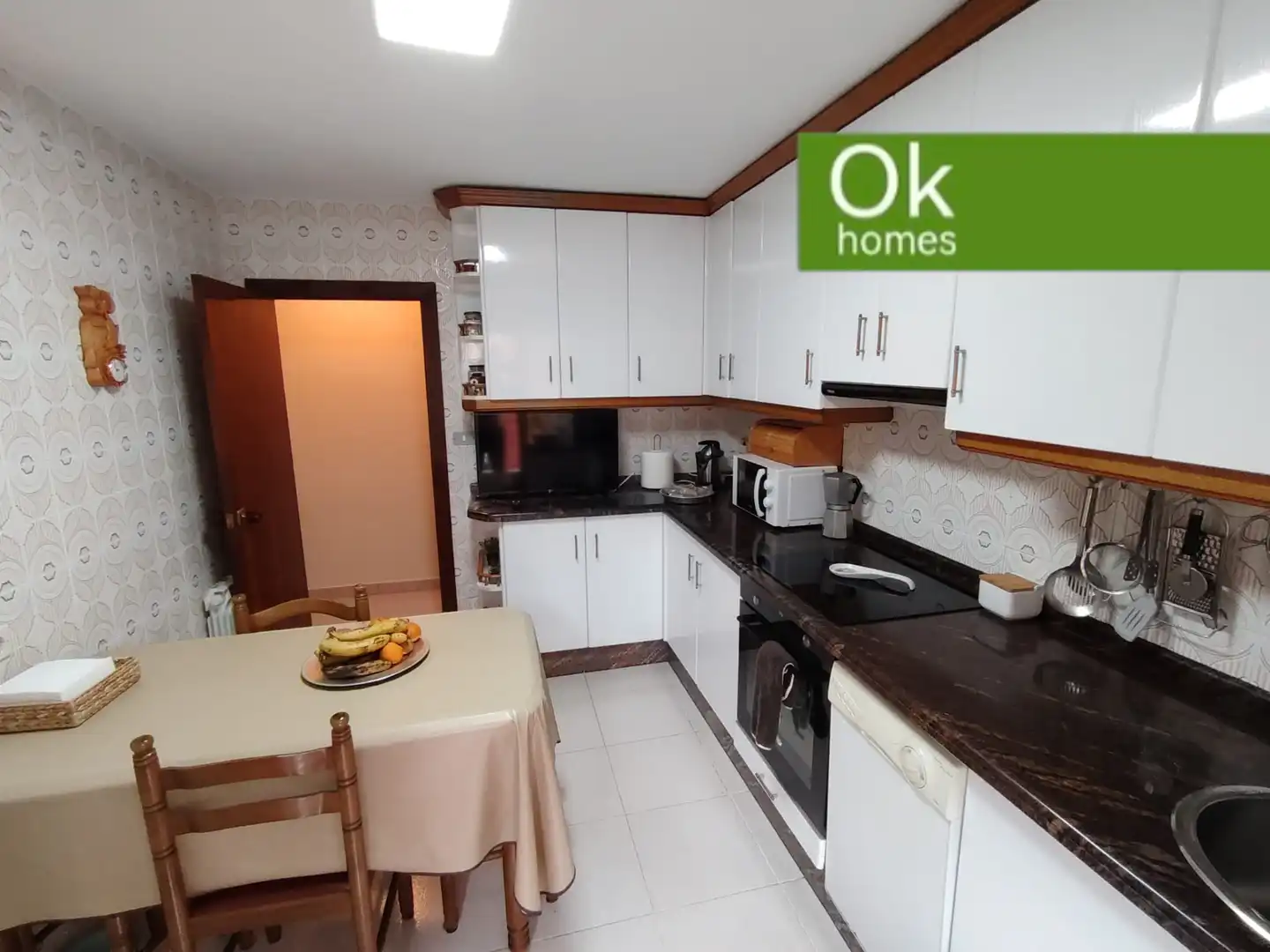 Cuina de Casa adosada en venda en San Martín del Rey Aurelio amb Calefacció, Parquet i Terrassa