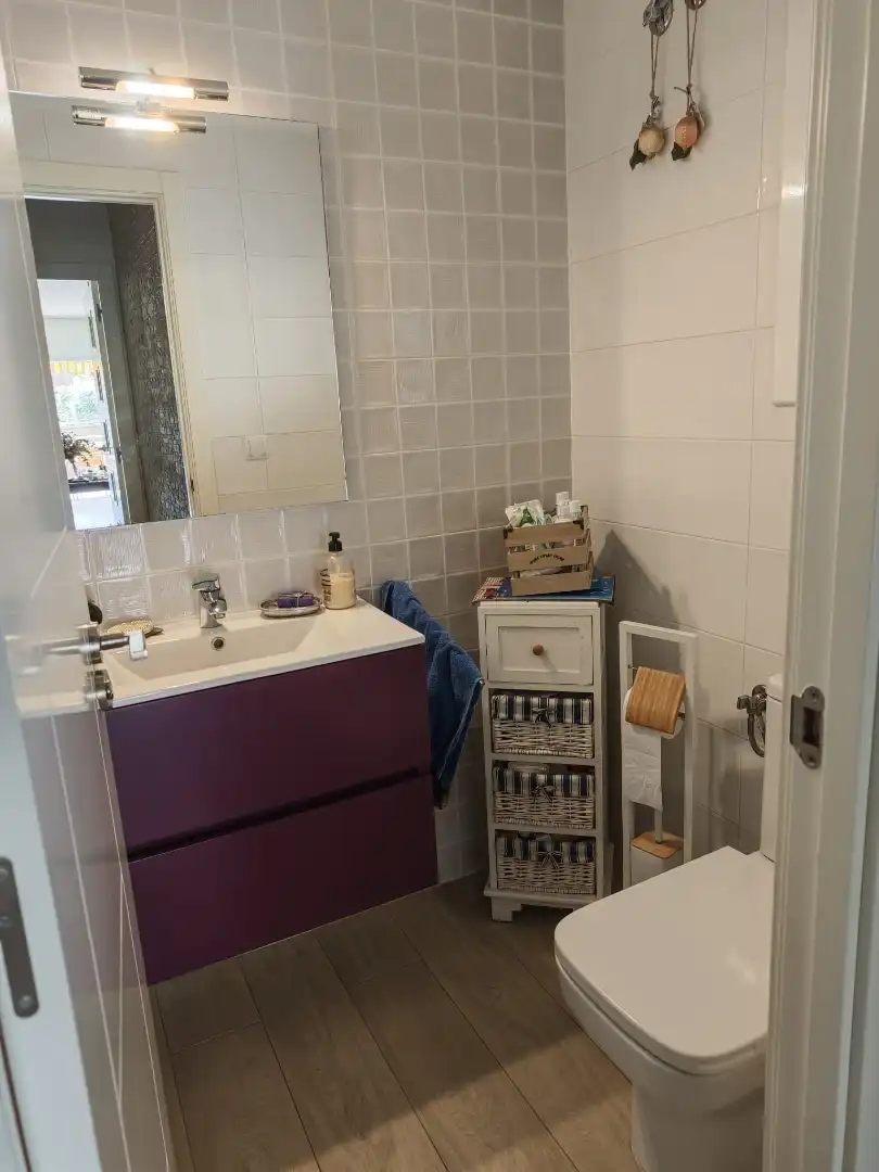 Badezimmer von Einfamilien-Reihenhaus zum Verkauf in Cubelles mit Klimaanlage, Heizung und Privatgarten