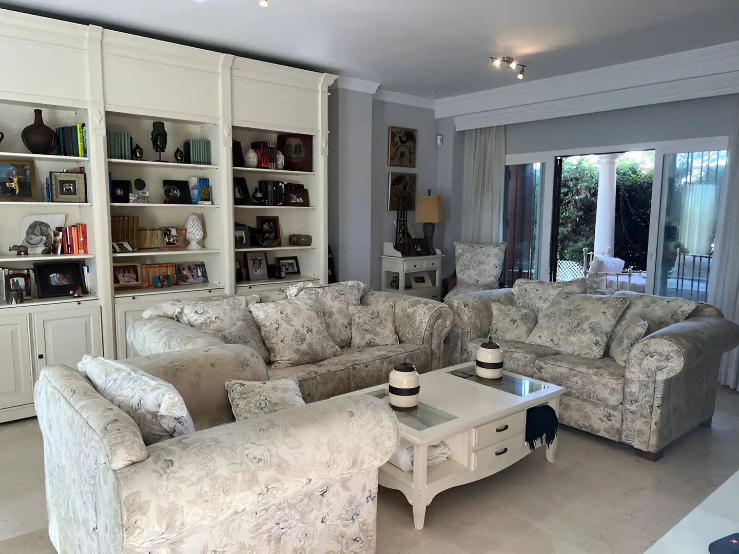 Sala de estar de Casa o chalet en venta en Estepona con Aire acondicionado, Terraza y Piscina