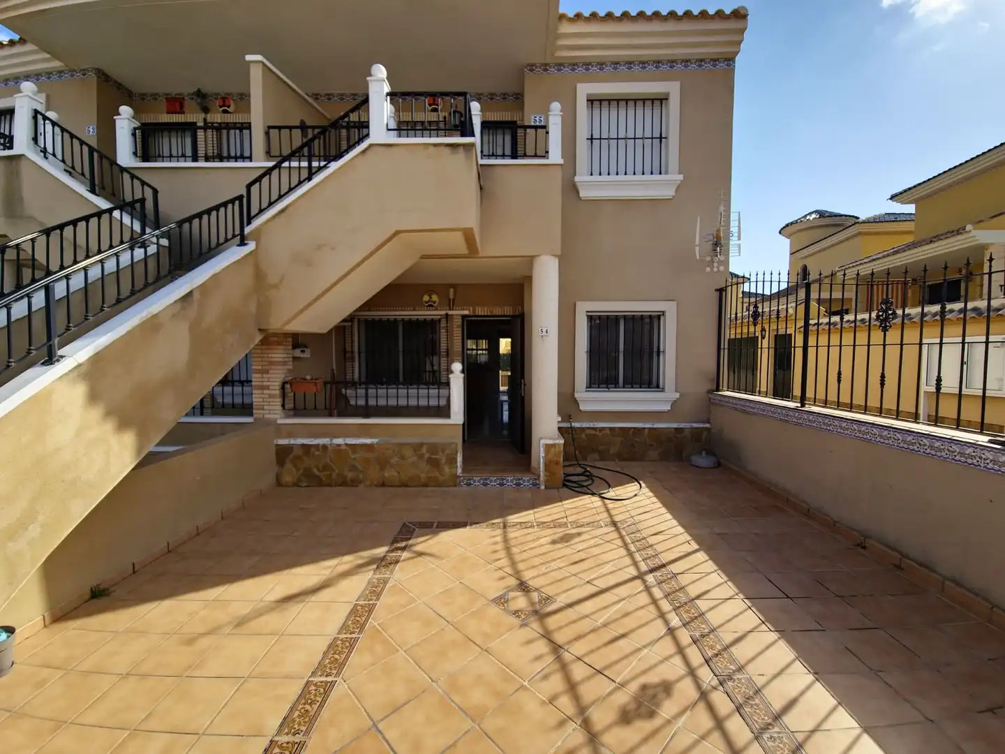 Außenansicht von Erdgeschoss zur Miete in Orihuela mit Privatgarten, Schwimmbad und Möbliert