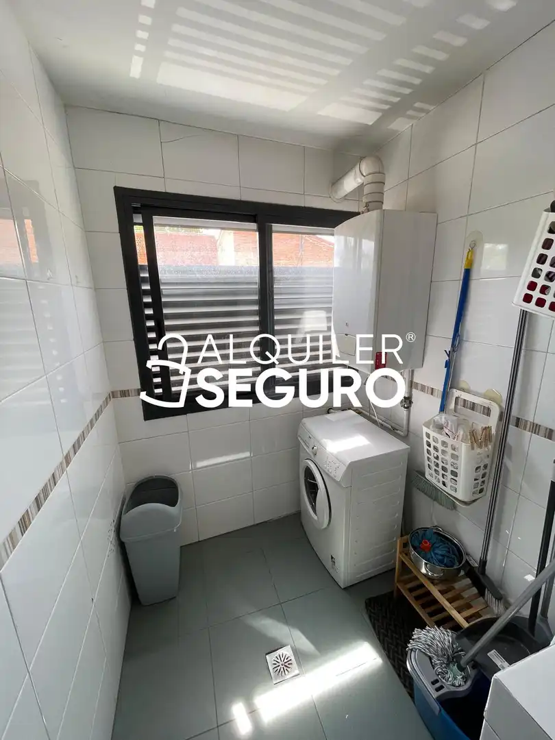 Baño de Piso de alquiler en Madrid con Aire acondicionado y Calefacción