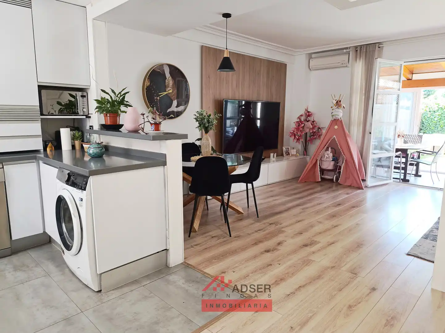 Cuina de Casa adosada en venda en Lardero amb Aire condicionat, Calefacció i Jardí privat