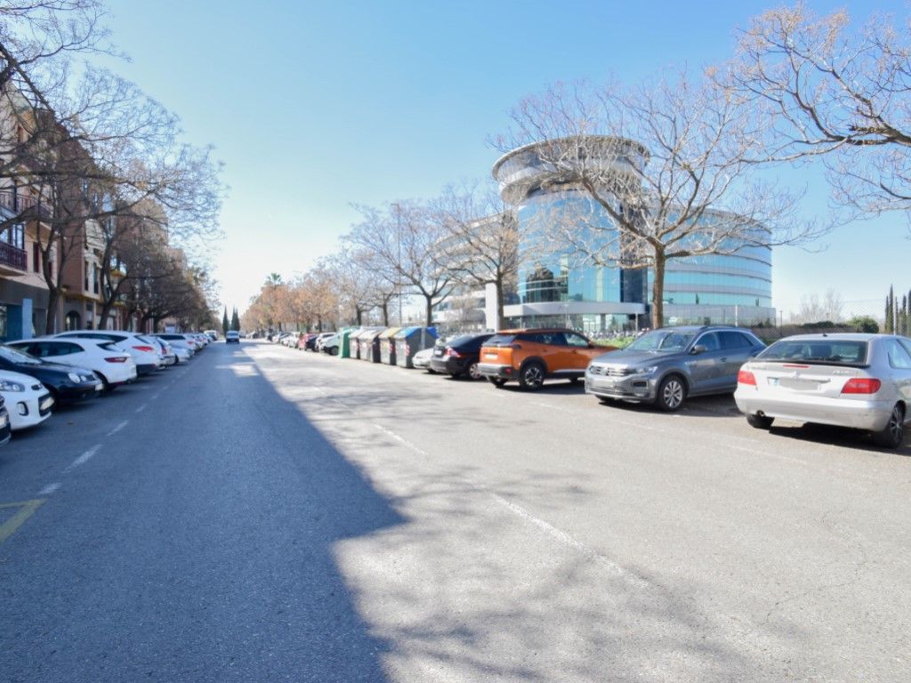 Vista exterior de Dúplex en venta en  Granada Capital con Piscina