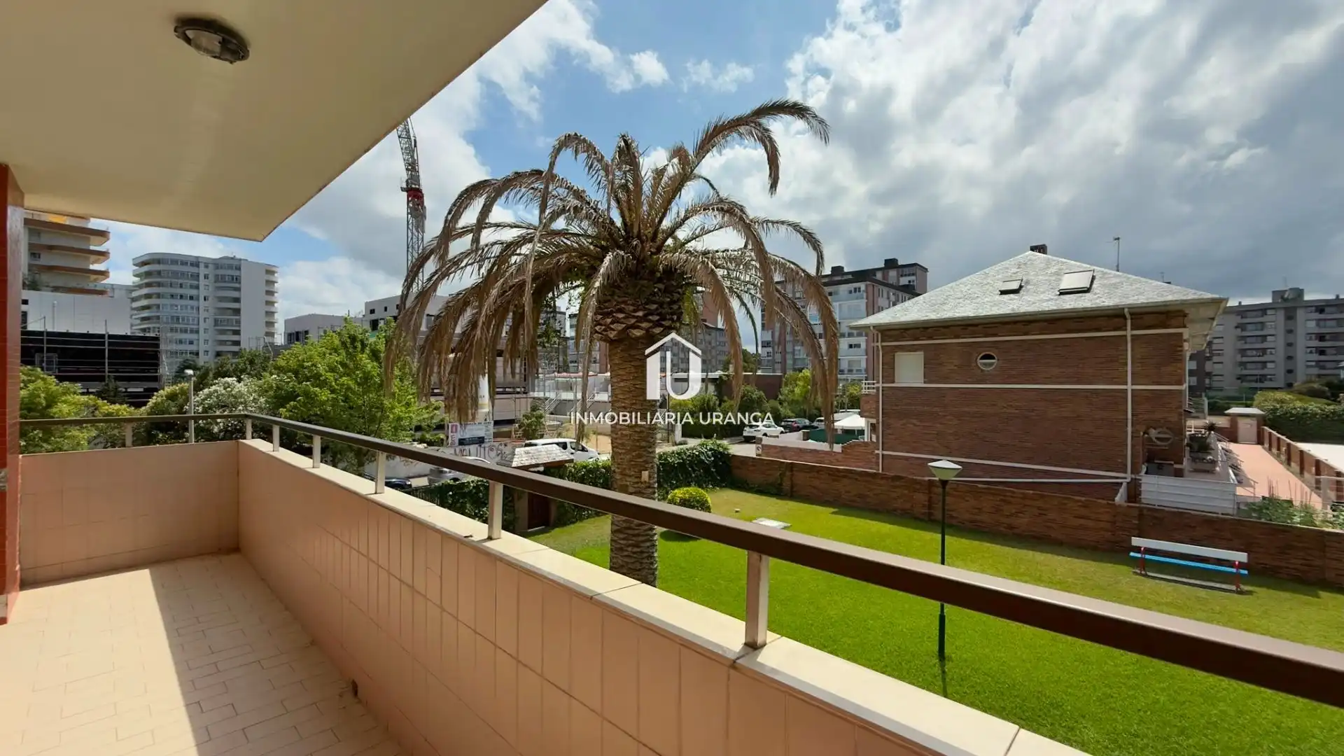 Vista exterior de Piso en venta en Laredo con Calefacción, Terraza y Piscina comunitaria