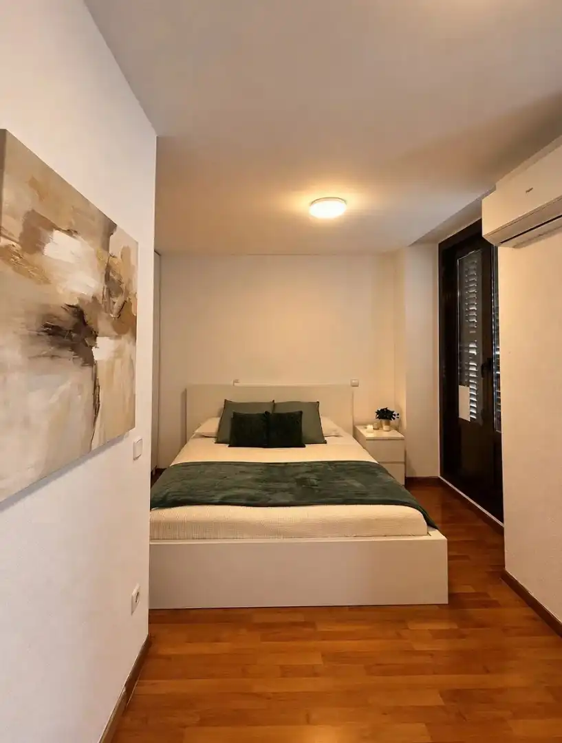 Schlafzimmer von Wohnung zur Miete in Madrid mit Klimaanlage, Heizung und Möbliert