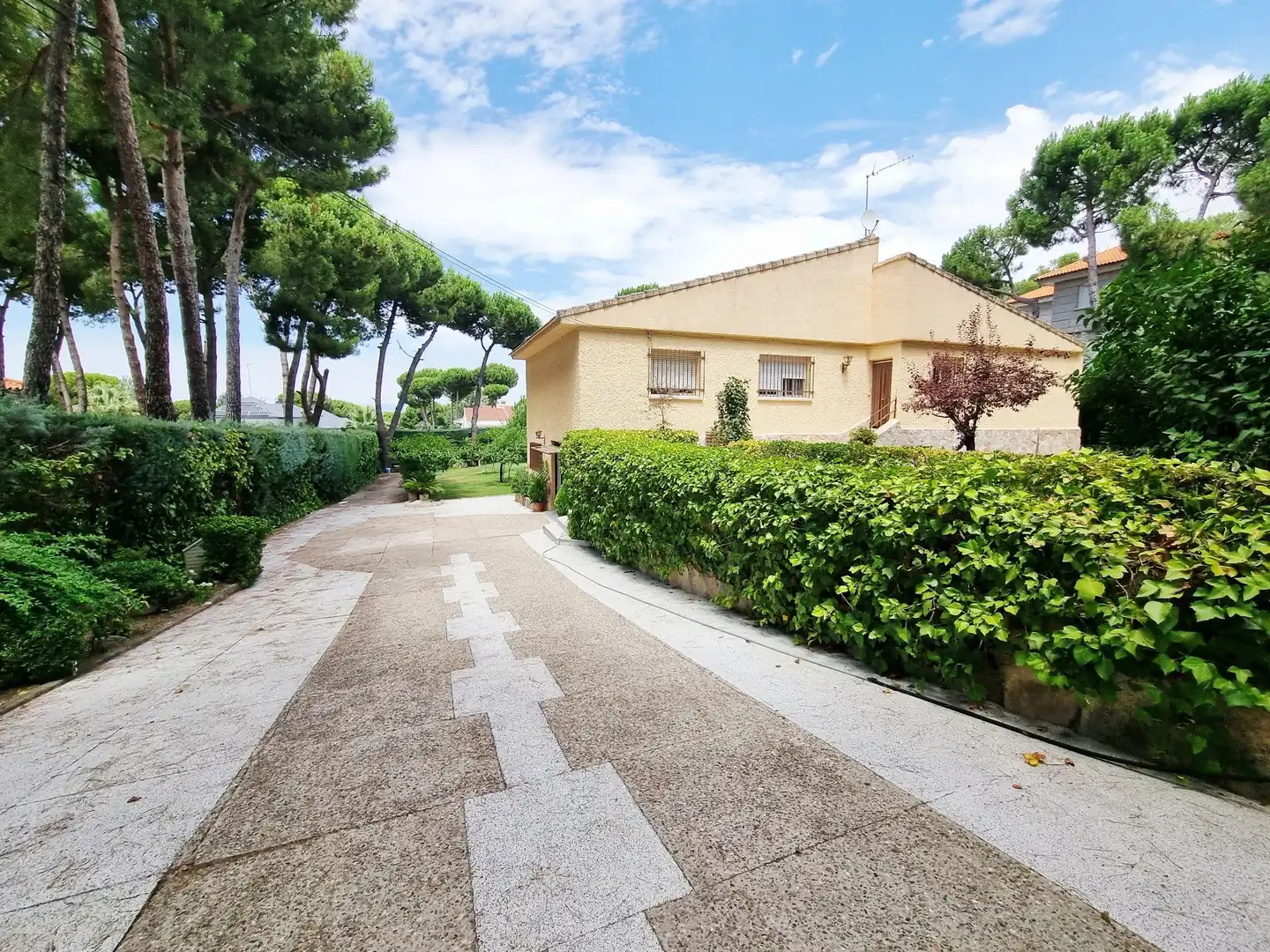 Vista exterior de Casa o xalet en venda en Boadilla del Monte amb Calefacció, Jardí privat i Terrassa