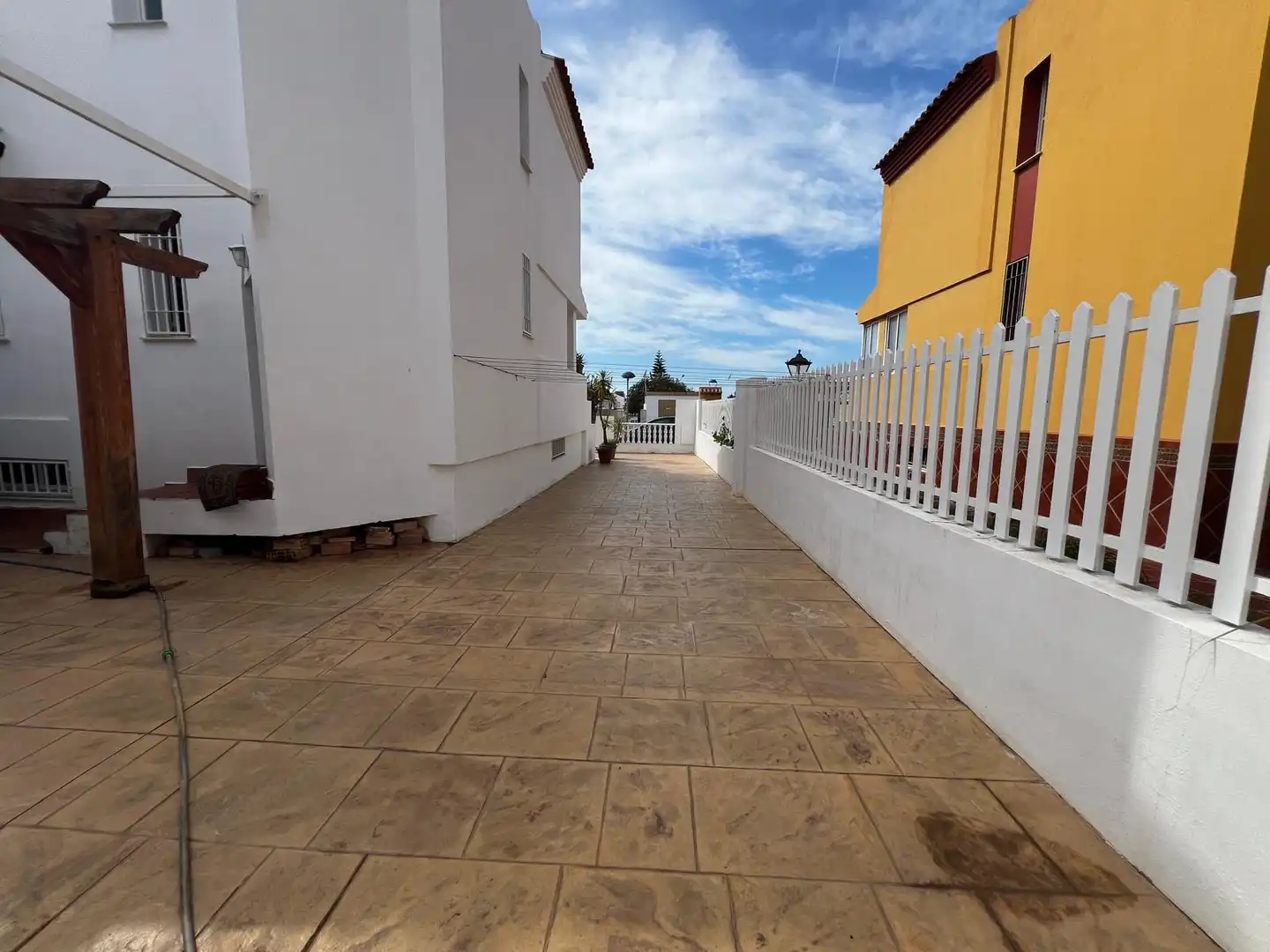 Terrassa de Casa adosada en venda en Vélez-Málaga amb Terrassa, Traster i Piscina comunitària