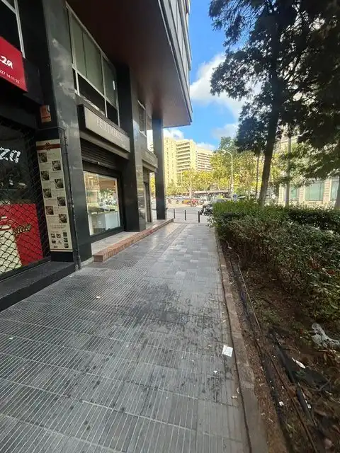 Local comercial en traspàs a Les Corts, imagen 2