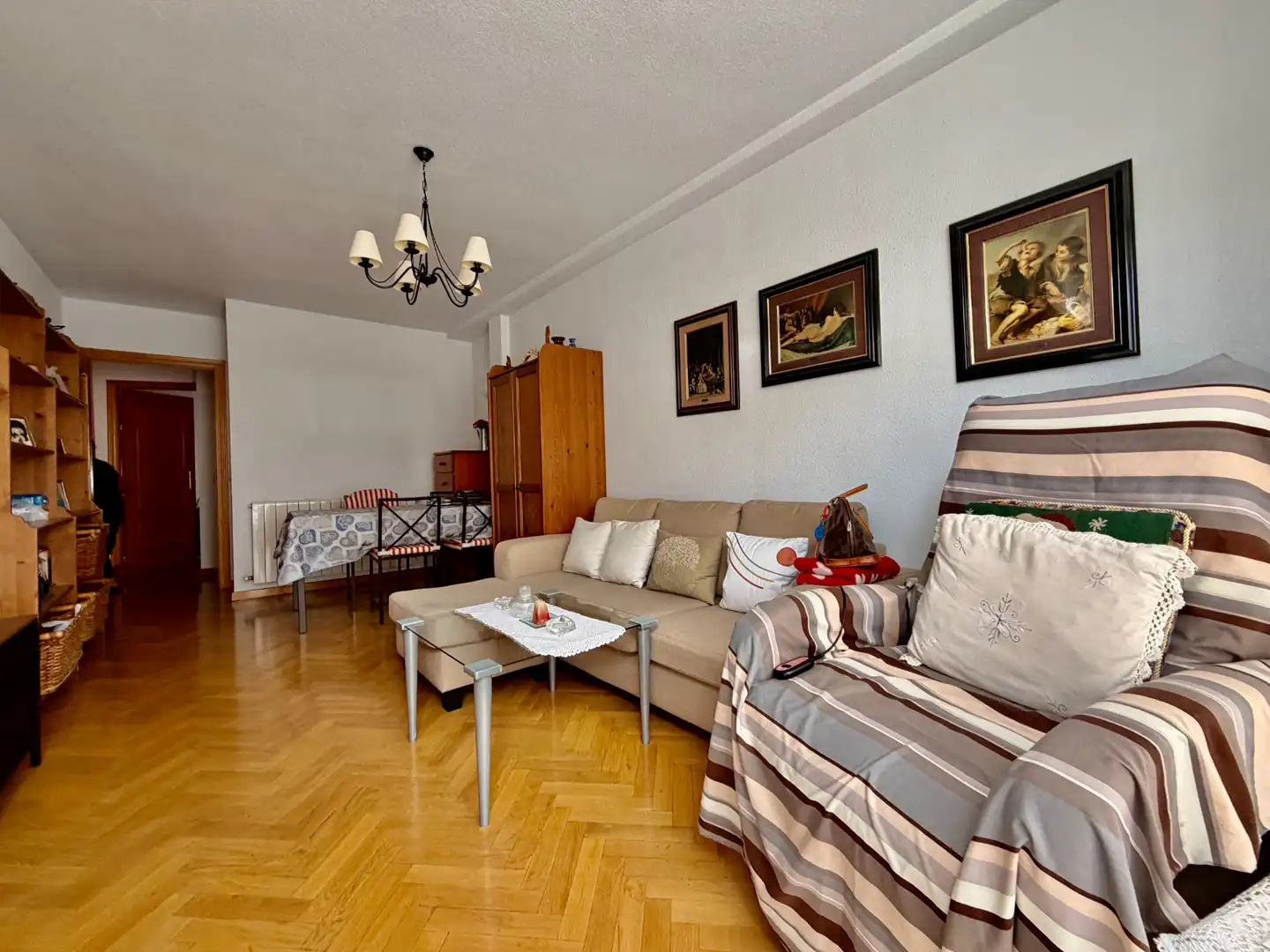 Living room of Flat for sale in Madrid  with Air Conditioner, Heating and Parquet flooring