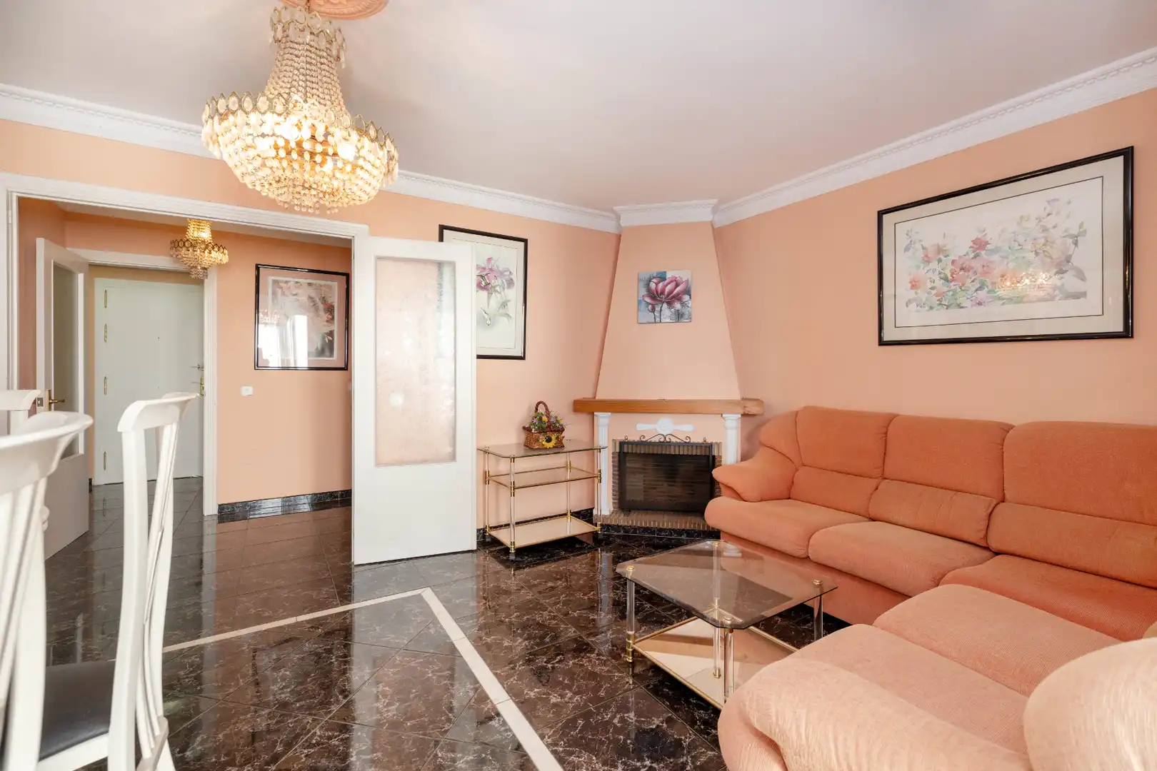 Sala d'estar de Casa adosada en venda en Marbella amb Jardí privat, Terrassa i Traster
