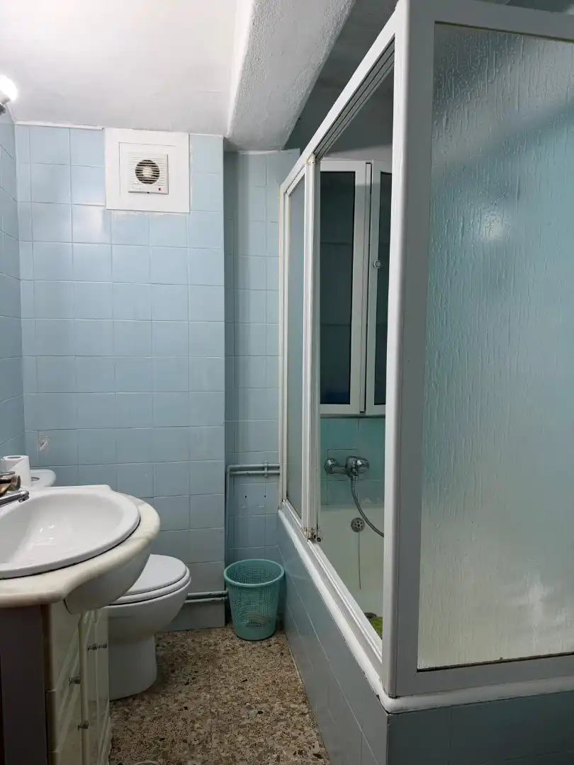 Badezimmer von Wohnung zum Verkauf in Santiago de Compostela  mit Heizung, Parkett und Abstellraum