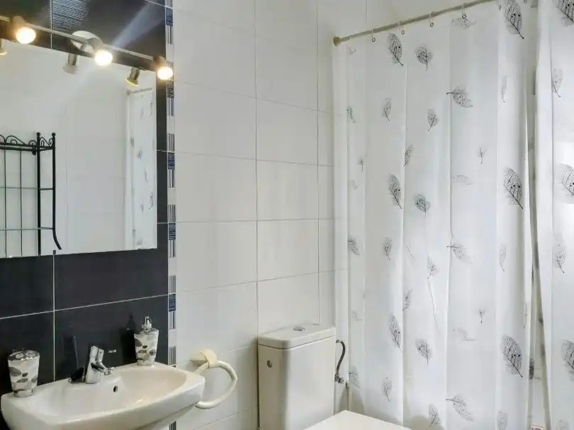Badezimmer von Maisonette zur Miete in Ciudad Real Capital mit Klimaanlage, Terrasse und Balkon